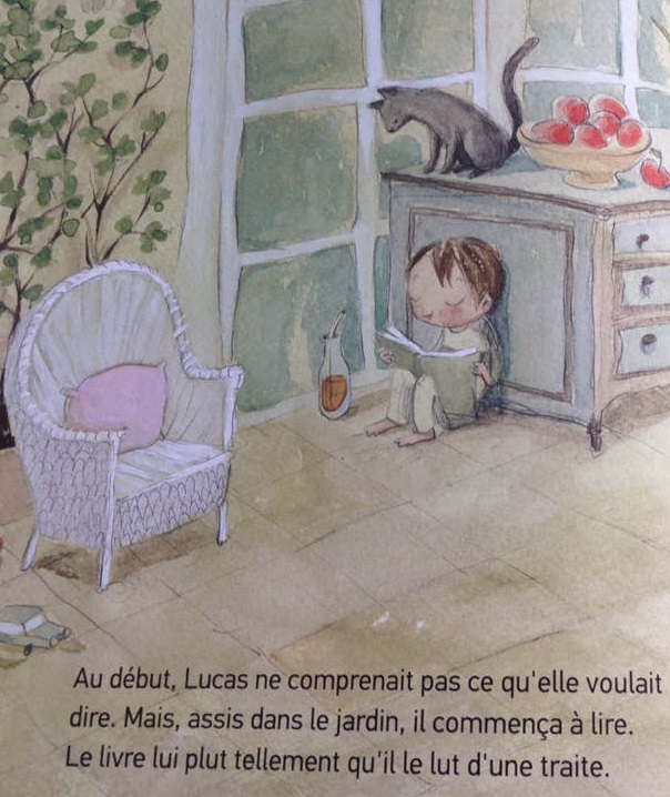 La montagne de livres : Lucas lit dans le jardin