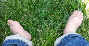 Pied de bébé dans l'herbe