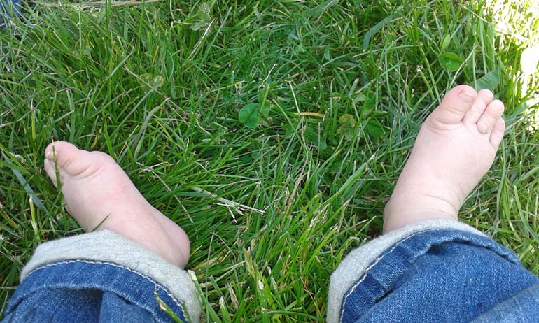 Pied de bébé dans l'herbe